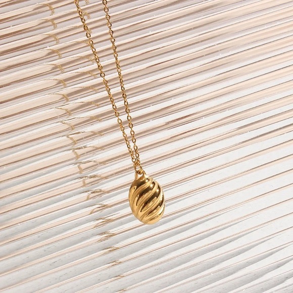 ⚜️[𝟯/$𝟮𝟴]⚜️NEW Textured Charm Stainless Steel Necklace - Picture 12 of 16